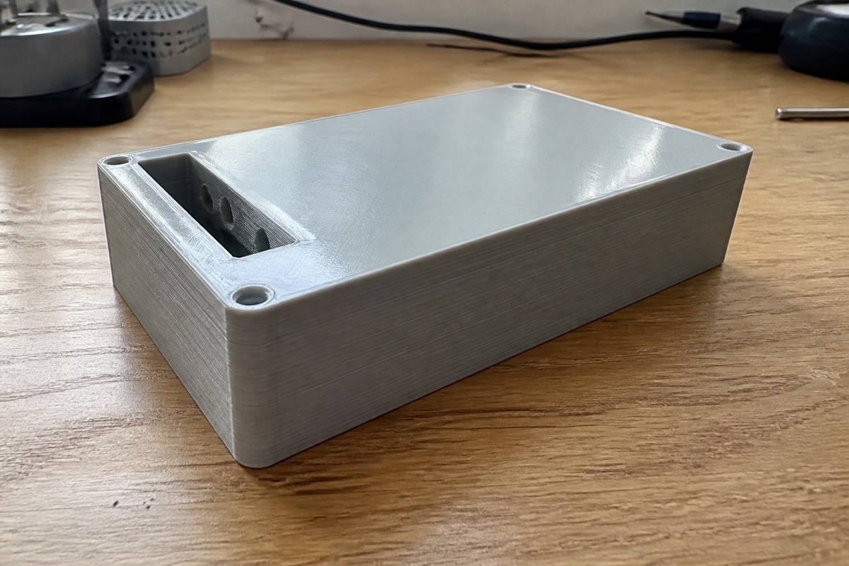 箱形の3Dプリント品。つるつるの底面と、縞のある側面が同時に写っている