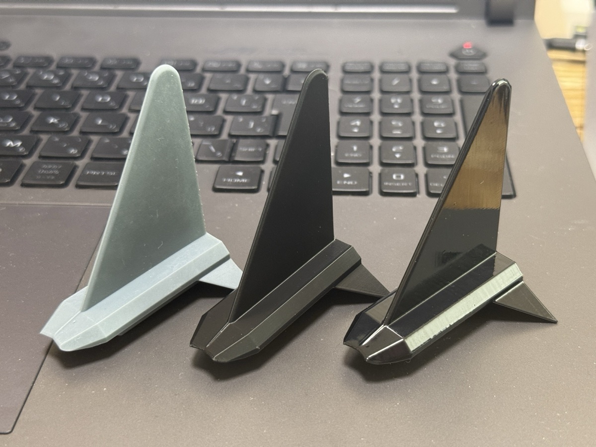 同じ部品を光造形・PLA・ASA平滑仕上げの3通りで作って並べた写真